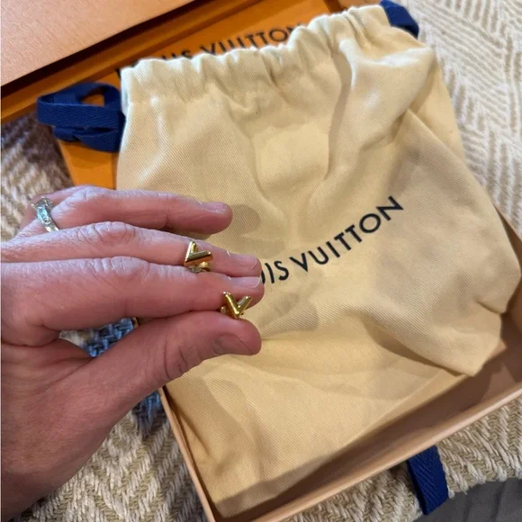 Louis Vuitton gold stud earrings - Picture 4 of 6